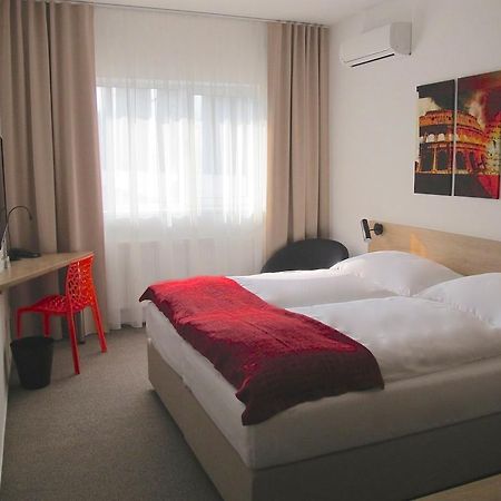 Hotel Kapitol Most Bagian luar foto
