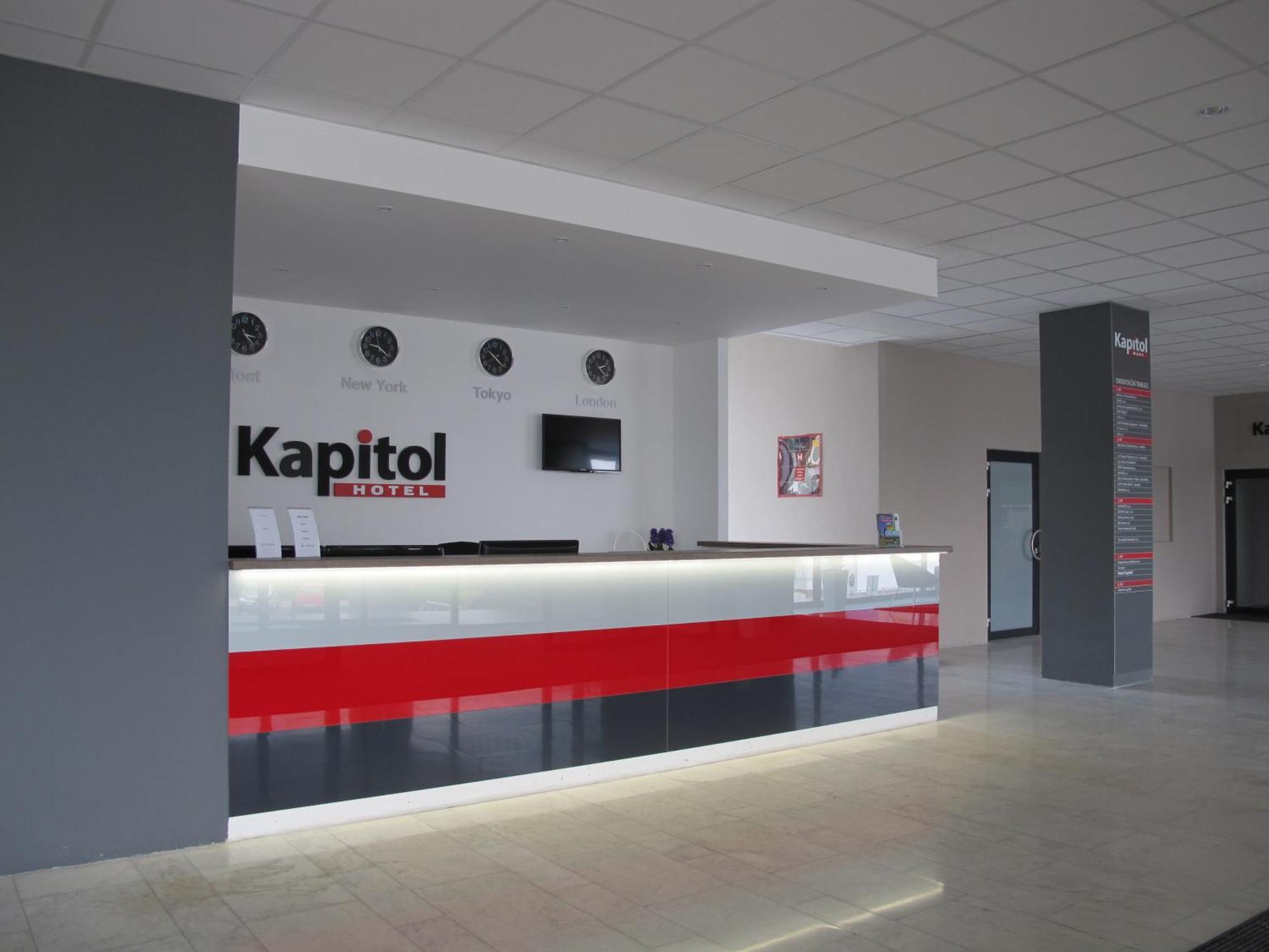 Hotel Kapitol Most Bagian luar foto