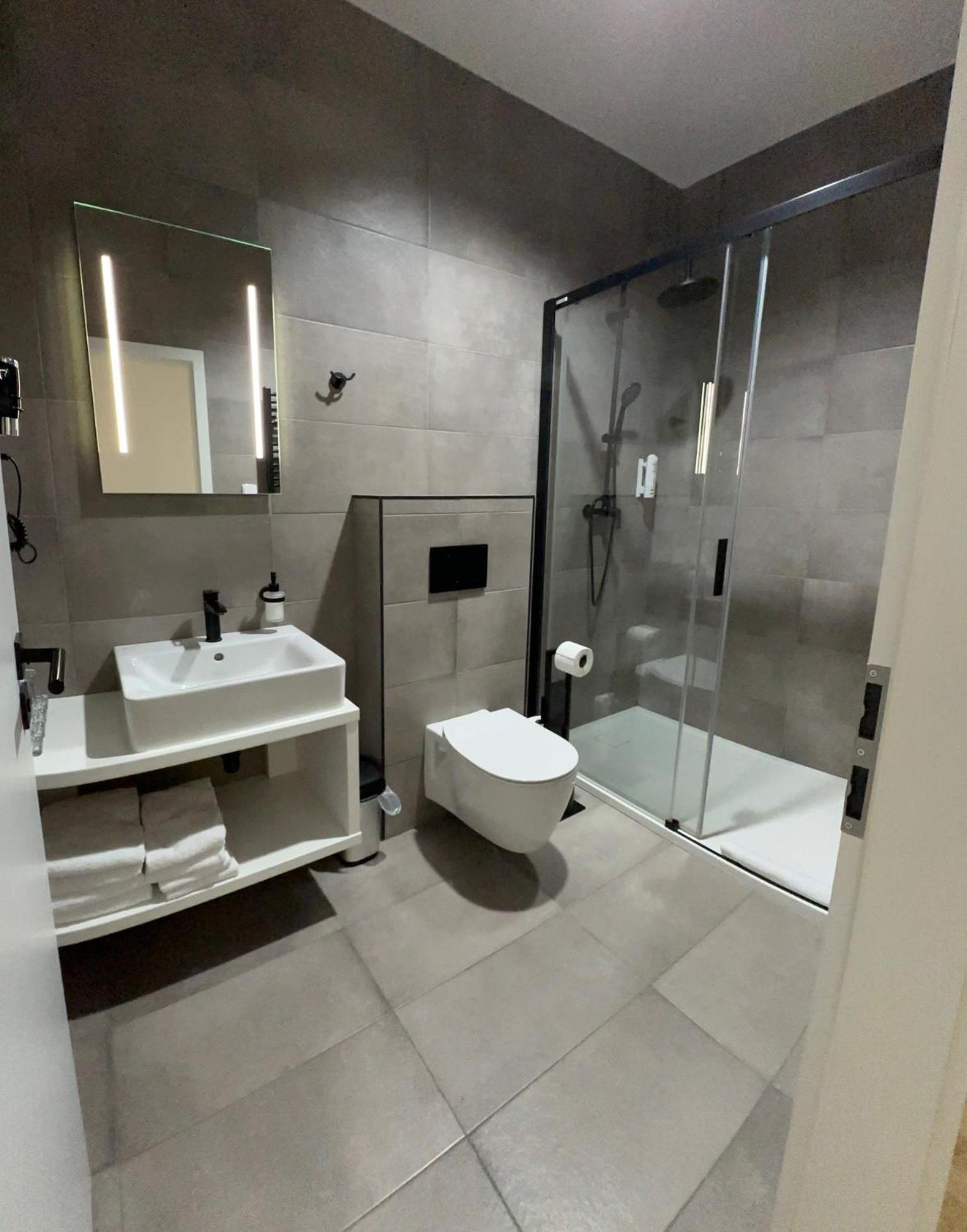 Hotel Kapitol Most Bagian luar foto