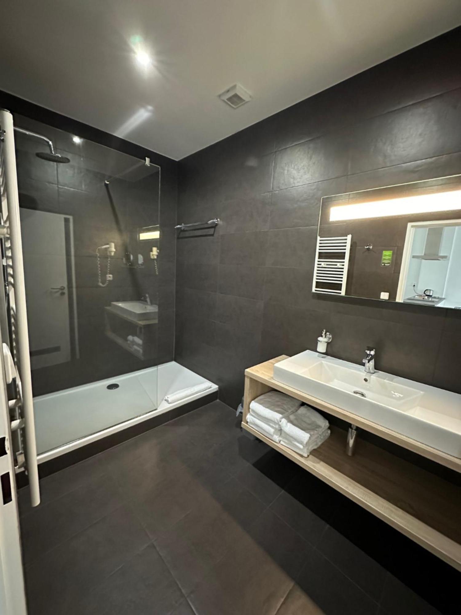 Hotel Kapitol Most Bagian luar foto
