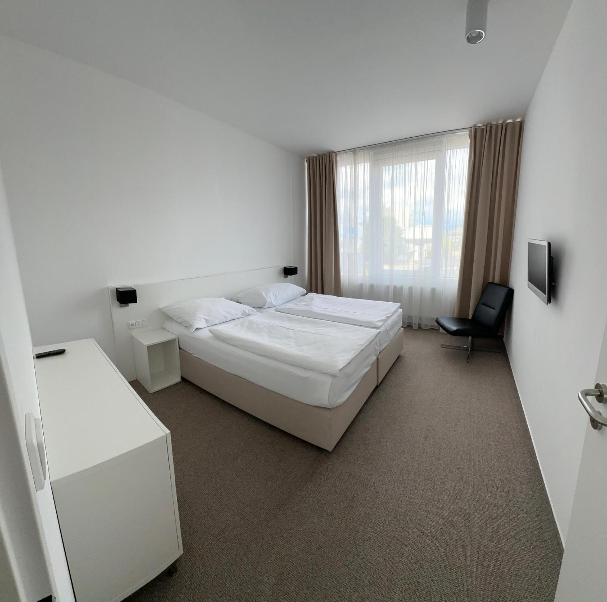 Hotel Kapitol Most Bagian luar foto