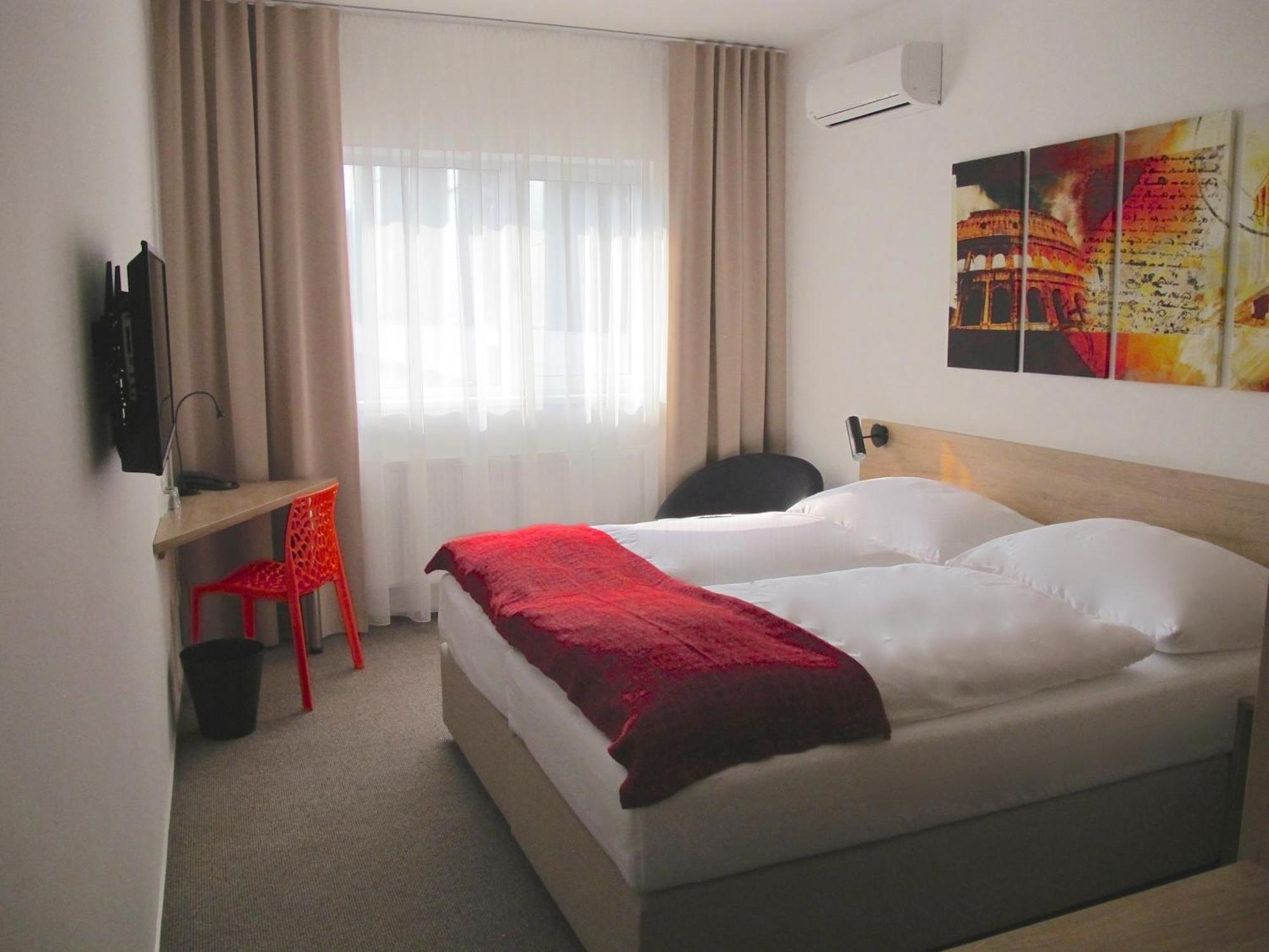 Hotel Kapitol Most Bagian luar foto